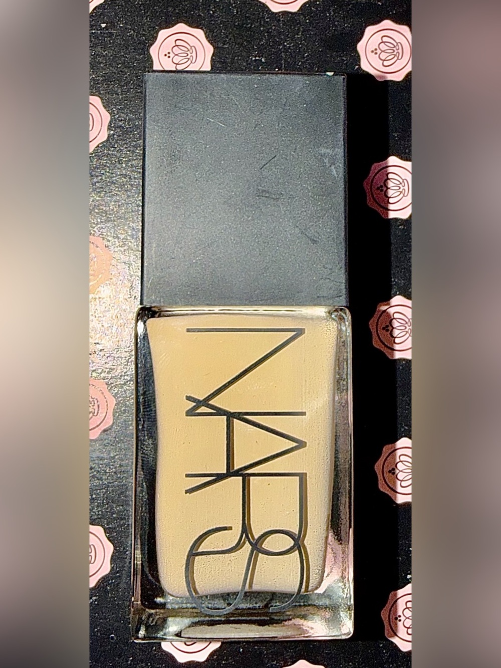 NARS Light Reflecting Foundation - Black Packaging - Picture 2 of 8